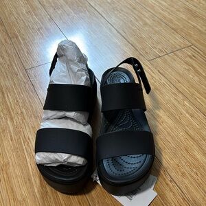 Brooklyn low wedge Women’s size 6 black crocs platform sandals